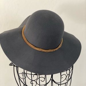 Grey Hat with Gold chain 🍂